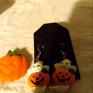 Used,not new childs plastic 🎃/ghost 👻 earrings & 🎃  pin.